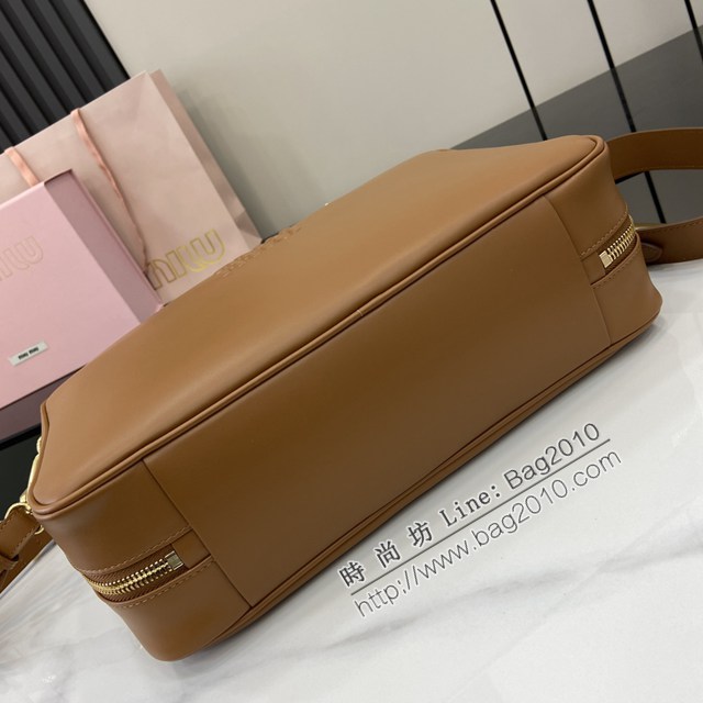 MIU MIU專櫃繆繆最新款二代肩帶款Beau手袋原廠皮手提公事包 jh2658型號：5BB117